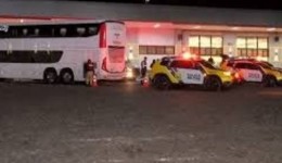 Mulher com 26 iPhones colados ao corpo morre após parada cardíaca em viagem de ônibus no PR