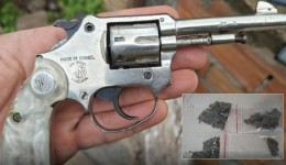 PM apreende drogas, arma e 45 munições durante ocorrência