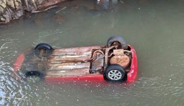 Carro cai de ponte e deixa uma pessoa morta e três feridas