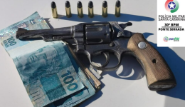 Homem é preso com revólver escondido sob banco de carro no Oeste de SC