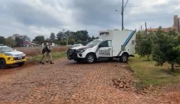 Mulher é encontrada morta dentro de casa