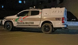 Criminosos invadem casa e atiram contra adolescente e homem durante ataque a tiros