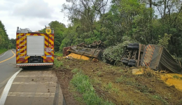 Carreta carregada de farelo de soja capota na BR-282 e deixa motorista ferido