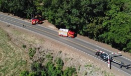 Vítima de acidente grave é resgatada por helicóptero após colidir carro contra árvore na SC-157