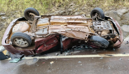 Mulher fica ferida após carro colidir com caminhão e capotar na BR-282