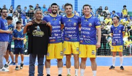 Mercado Matiello patrocina jogo festivo com o craque Falcão