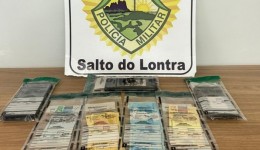 PM apreende R$ 2 mil em notas falsas; dois homens foram presos e um menor apreendido