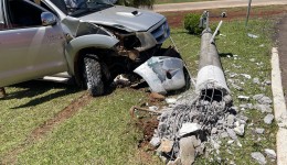Hilux atinge poste de videomonitoramento no trevo do Centro de Eventos