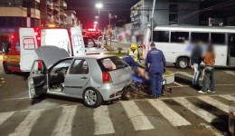 Colisão entre carro e micro-ônibus deixa feridos no Centro