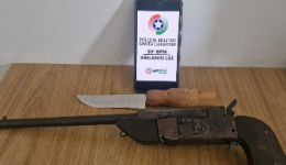 Mulher dispara arma artesanal contra pessoas em pavilhão comunitário