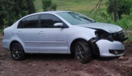 Saída de pista seguida de colisão em poste deixa dois feridos