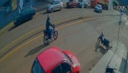 Colisão entre moto e carro deixa jovem gravemente ferido