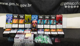 PM apreende cigarros eletrônicos, anabolizantes e acessórios para canetas emagrecedoras em ônibus