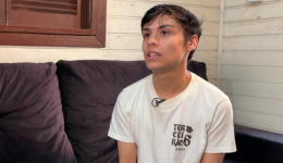Pais são condenados a pagar R$ 100 mil após expulsarem filho de casa por ser gay