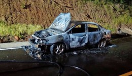 Veículo pega fogo e consome Corolla em poucos minutos no Oeste de SC