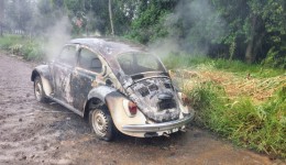 Incêndio destrói Volkswagen Fusca às margens da SC-163, em São João do Oeste