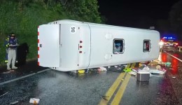 Ônibus de turismo com destino ao Paraguai tomba na BR-277, deixa um morto e 21 feridos