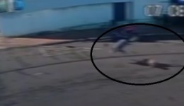 Idoso fica gravemente ferido ao ser derrubado por cachorro que corria na rua