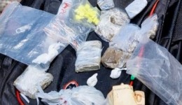 Adolescente de 14 anos é apreendido com grande quantidade de drogas próximo a escola