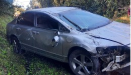 Mulher fica ferida após veículo capotar na PR-481