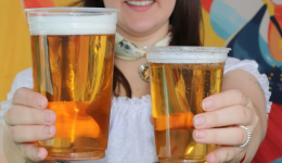 Oktoberfest 2025 terá copos de 700 ml para chope