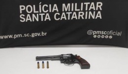 Homem é preso após ameaçar companheira de morte com revólver