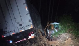 Motorista fica ferido após saída de pista com carreta na BR-280