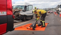 Colisão entre van e caminhão deixa dois feridos na BR-282