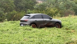 Automóvel sai da pista na BR-280 entre Marmeleiro e Flor da Serra do Sul