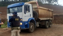 Caminhões são flagrados com excesso de peso e outras irregularidades no Oeste