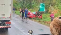 Duas pessoas perdem a vida em grave acidente na BR-282, no trevo de acesso a Flor do Sertão