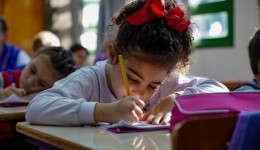 Pela primeira vez na rede estadual, todos os alunos dos anos iniciais do ensino fundamental têm acesso a aulas de inglês