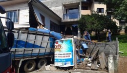 Caminhão carregado com bois perde o controle e bate contra estabelecimento