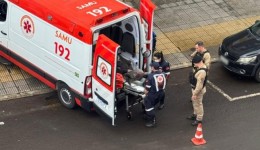 Homem em situação de rua cai de escada e resiste em ser atendido