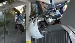 Caminhão desgovernado colide com carro estacionado e danifica prédio em Chapecó