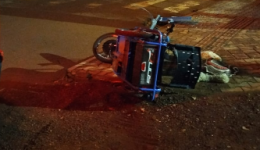 Homem fica ferido após perder controle de triciclo elétrico