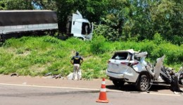 Colisão entre caminhão e três carros mata uma pessoa e deixa outra ferida