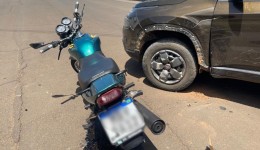 Motociclista fica ferido em colisão na Avenida Paraná