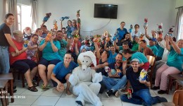 Alunos da APAE Zilda Arns recebem ovos de Páscoa do Rotary Club