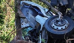 Caminhoneiro fica ferido após saída de pista na BR-282 em Cordilheira Alta