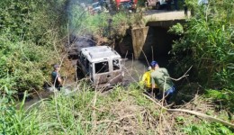 Motorista morre após veículo cair dentro de rio e pegar fogo em Jupiá