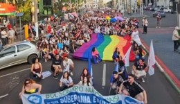 Parada LGBTQIA+ reúne público e promove caminhada pela diversidade