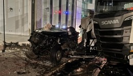 Colisão entre viatura da Polícia Civil e caminhão deixa dois policiais feridos