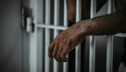 Homem é preso por mandado de prisão por homicídio