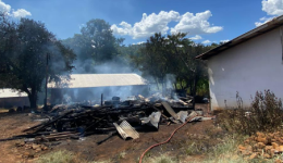 Incêndio destrói galpão e atinge residência no interior
