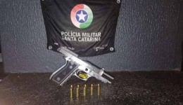 Polícia Militar prende homem em flagrante por porte de arma de uso restrito