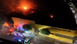 Incêndio de grandes proporções destrói supermercado durante a madrugada