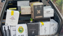 Polícia Militar apreende 40 caixas de vinho argentino em veículo
