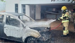 Incêndio destrói carro e ameaça residência em São Miguel do Oeste