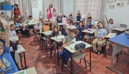 Ação de saúde bucal orienta alunos na Escola Luiz Savoldi